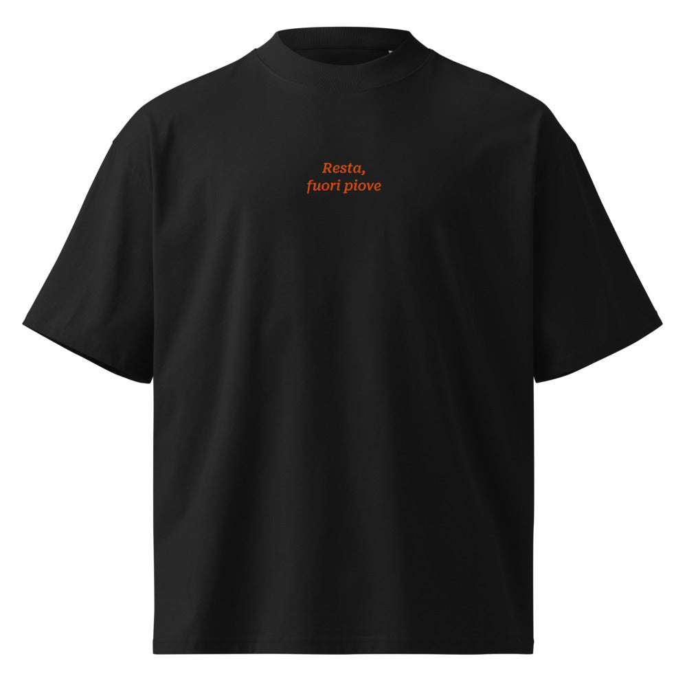 Resta, fuori piove — t-shirt oversize nera, ricamo arancione
