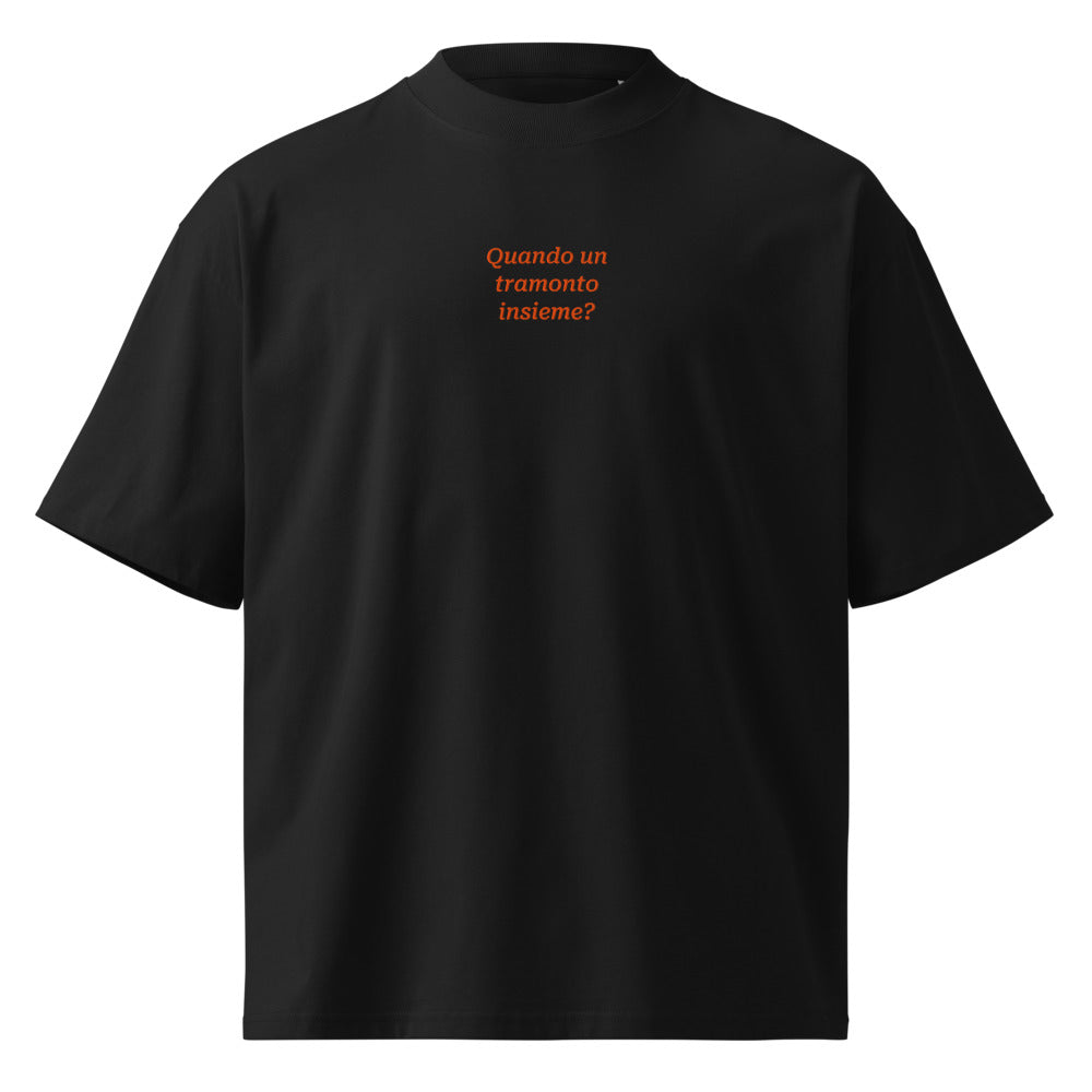 Quando un tramonto insieme? — t-shirt oversize nera, ricamo arancione