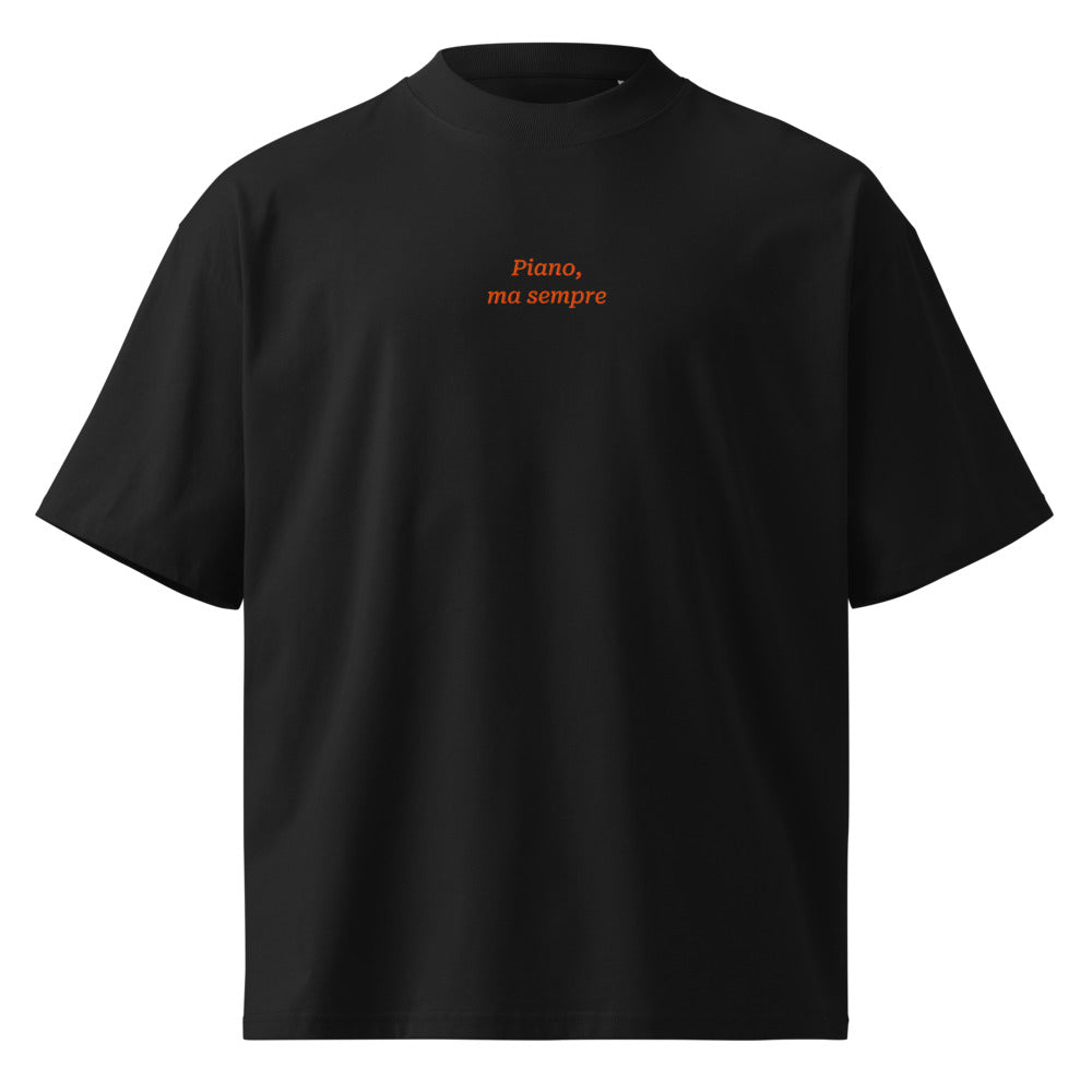 Piano, ma sempre — t-shirt oversize nera, ricamo arancione