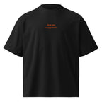 Non sto scappando — t-shirt oversize nera, ricamo arancione