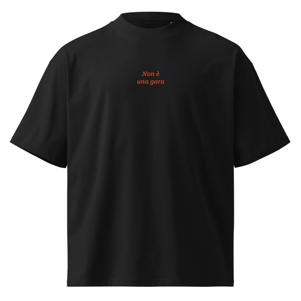 Non è una gara — t-shirt oversize nera, ricamo arancione