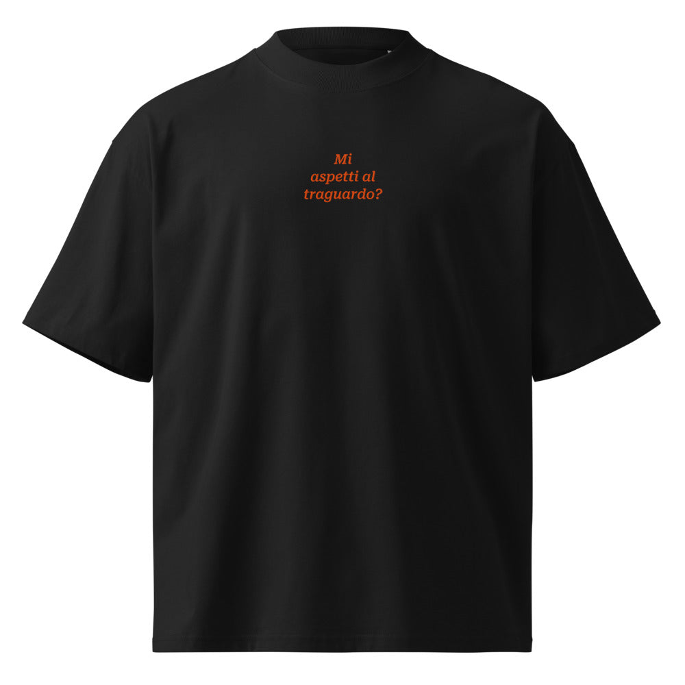 Mi aspetti al traguardo? — t-shirt oversize nera, ricamo arancione