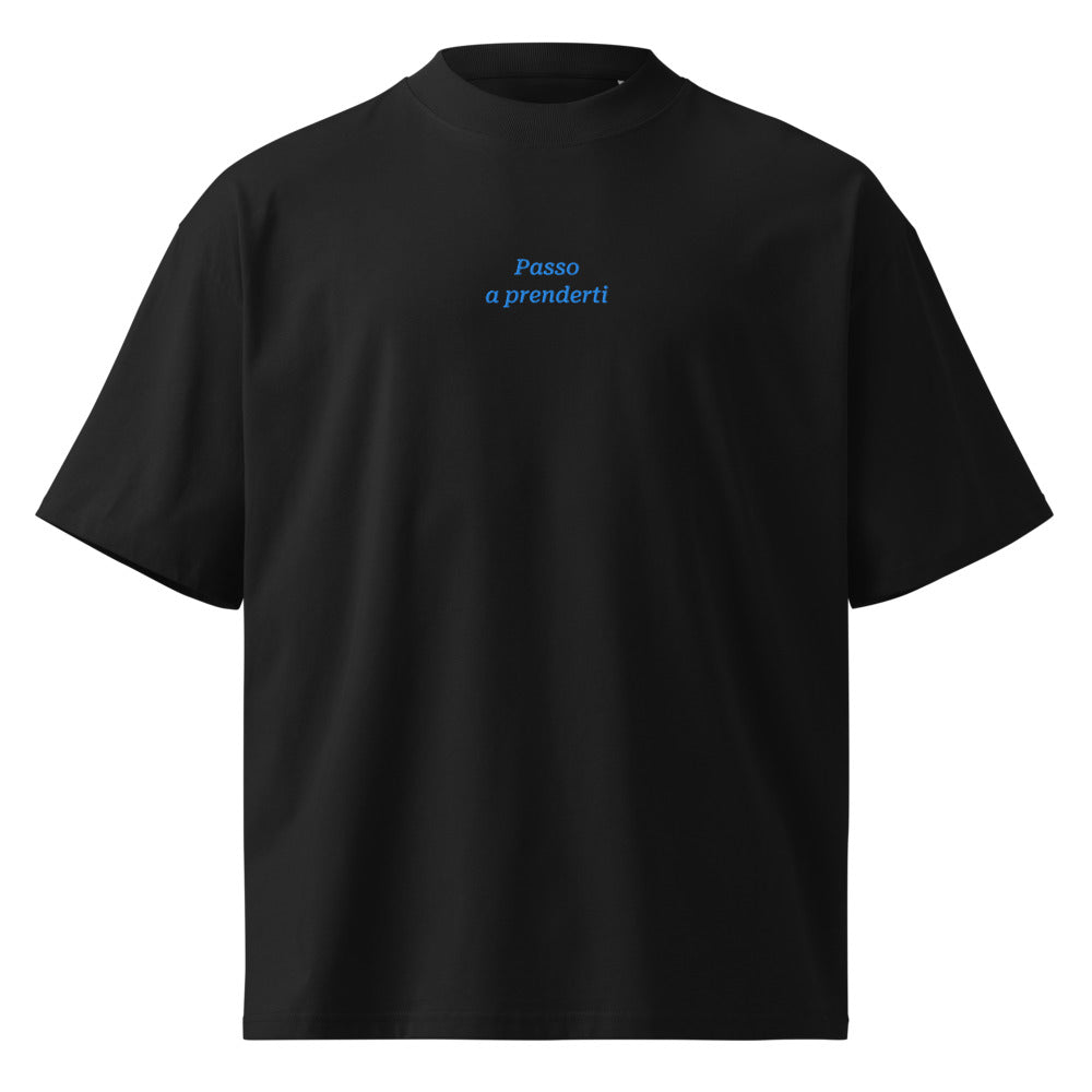 Passo a prenderti — t-shirt oversize nera, ricamo acqua pavone