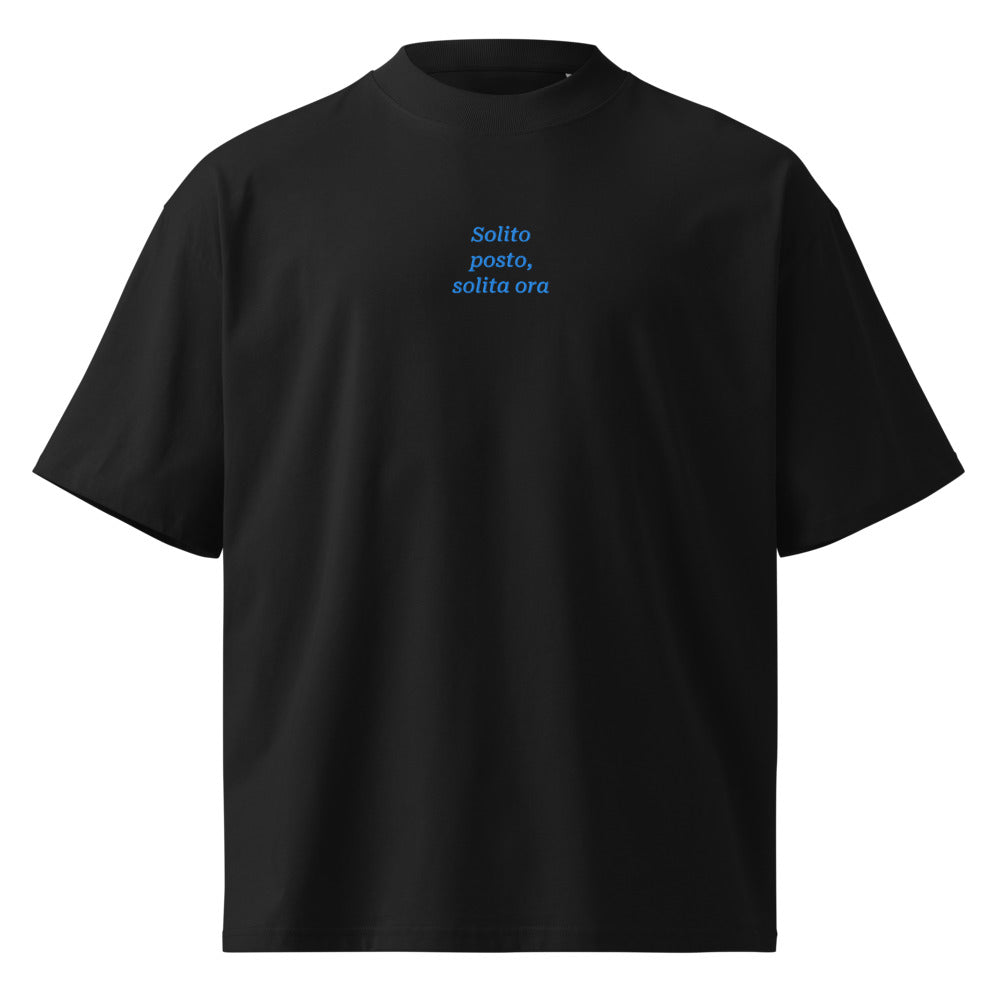Solito posto, solita ora — t-shirt oversize nera, ricamo acqua pavone
