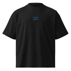 Va bene uguale — t-shirt oversize nera, ricamo acqua pavone