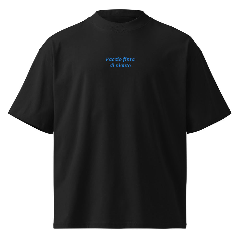 Faccio finta di niente — t-shirt oversize nera, ricamo acqua pavone