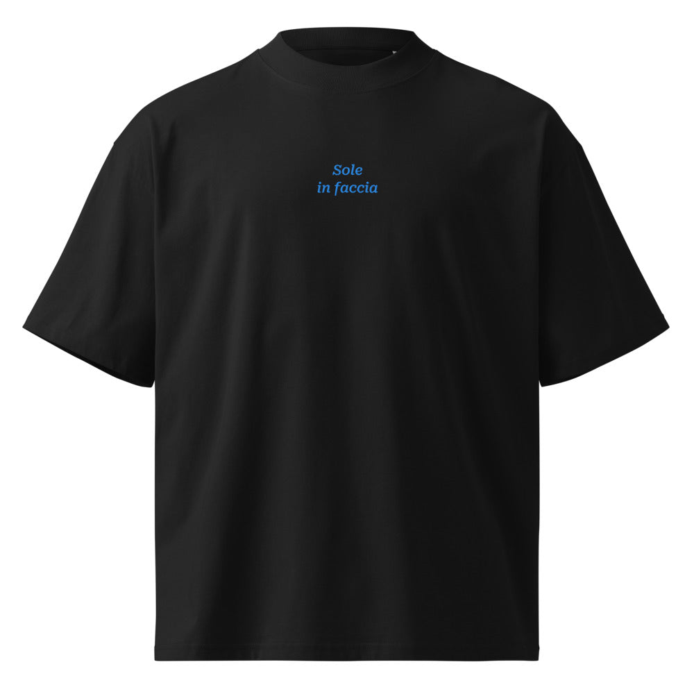 Sole in faccia — t-shirt oversize nera, ricamo acqua pavone