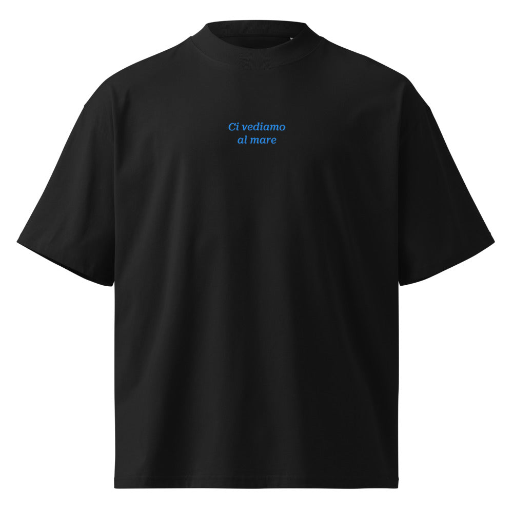 Ci vediamo al mare — t-shirt oversize nera, ricamo acqua pavone