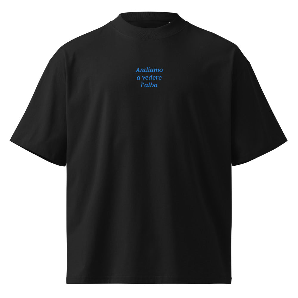Andiamo a vedere l'alba — t-shirt oversize nera, ricamo acqua pavone