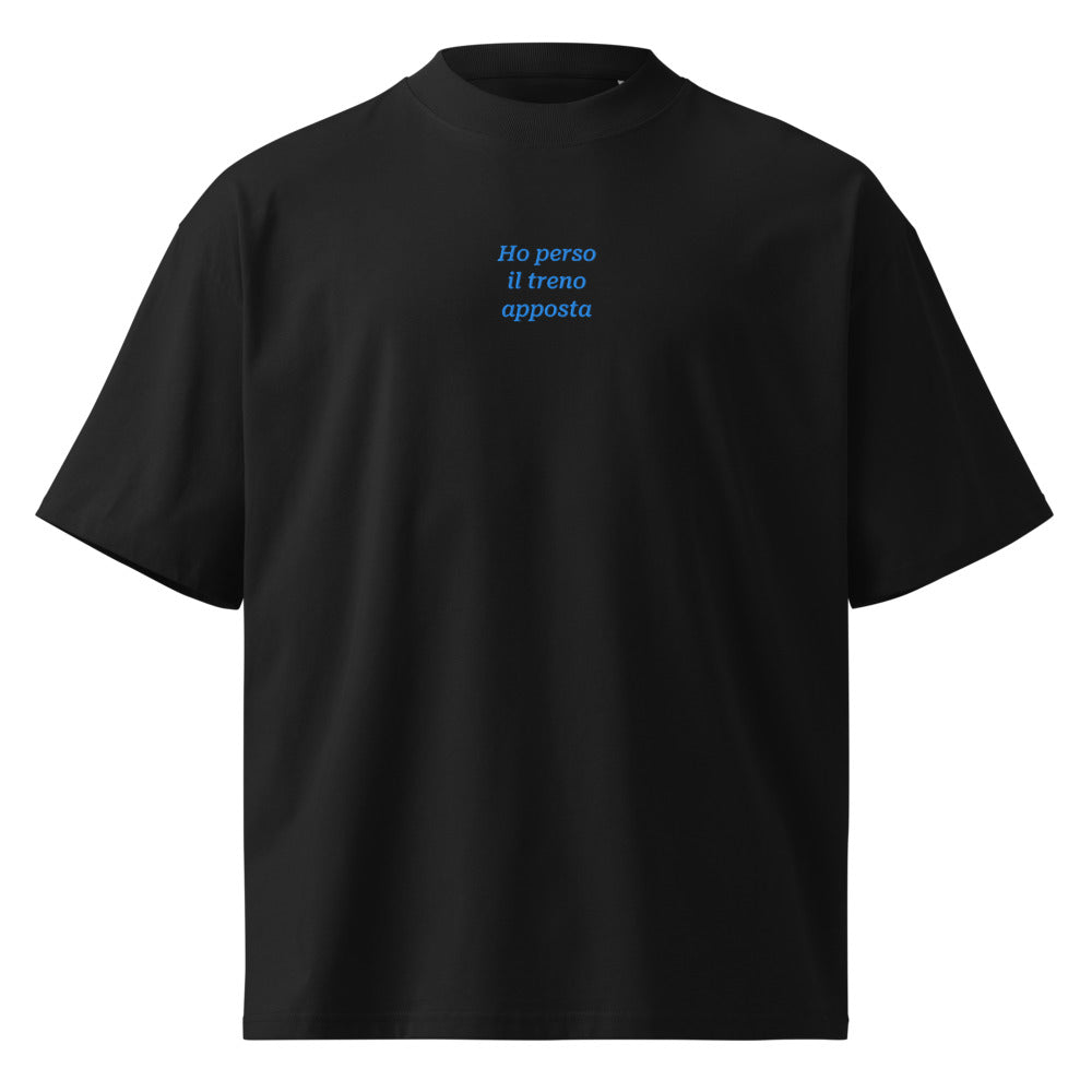 Ho perso il treno apposta — t-shirt oversize nera, ricamo acqua pavone