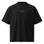 Anche oggi, presto — t-shirt oversize nera, ricamo acqua pavone