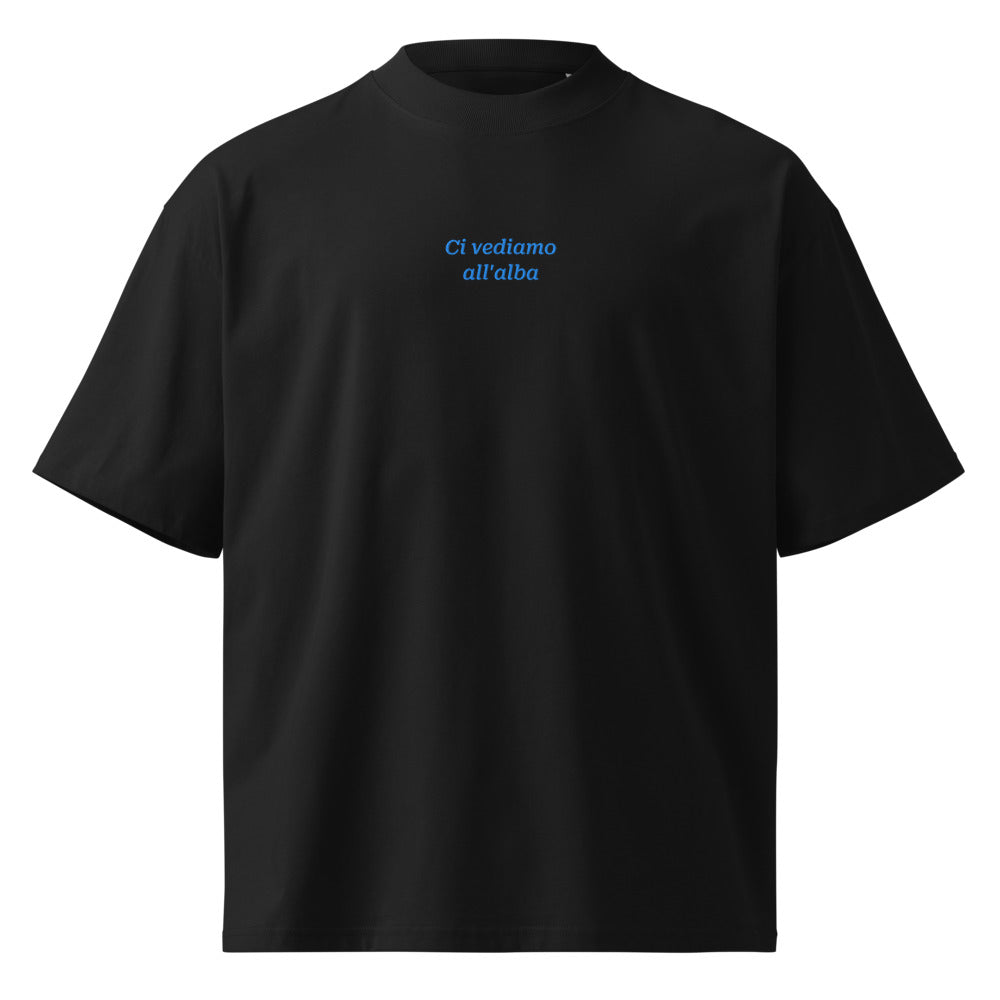 Ci vediamo all'alba — t-shirt oversize nera, ricamo acqua pavone
