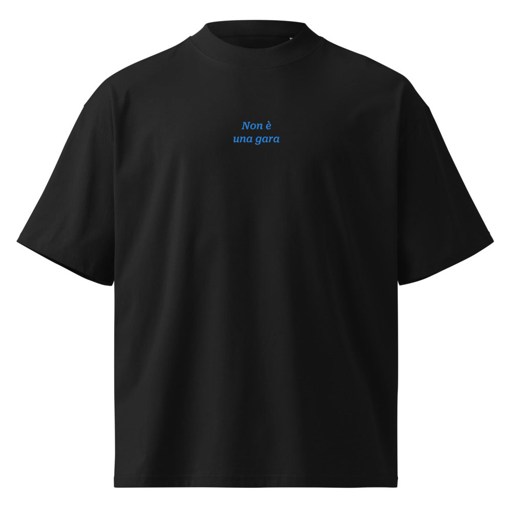 Non è una gara — t-shirt oversize nera, ricamo acqua pavone