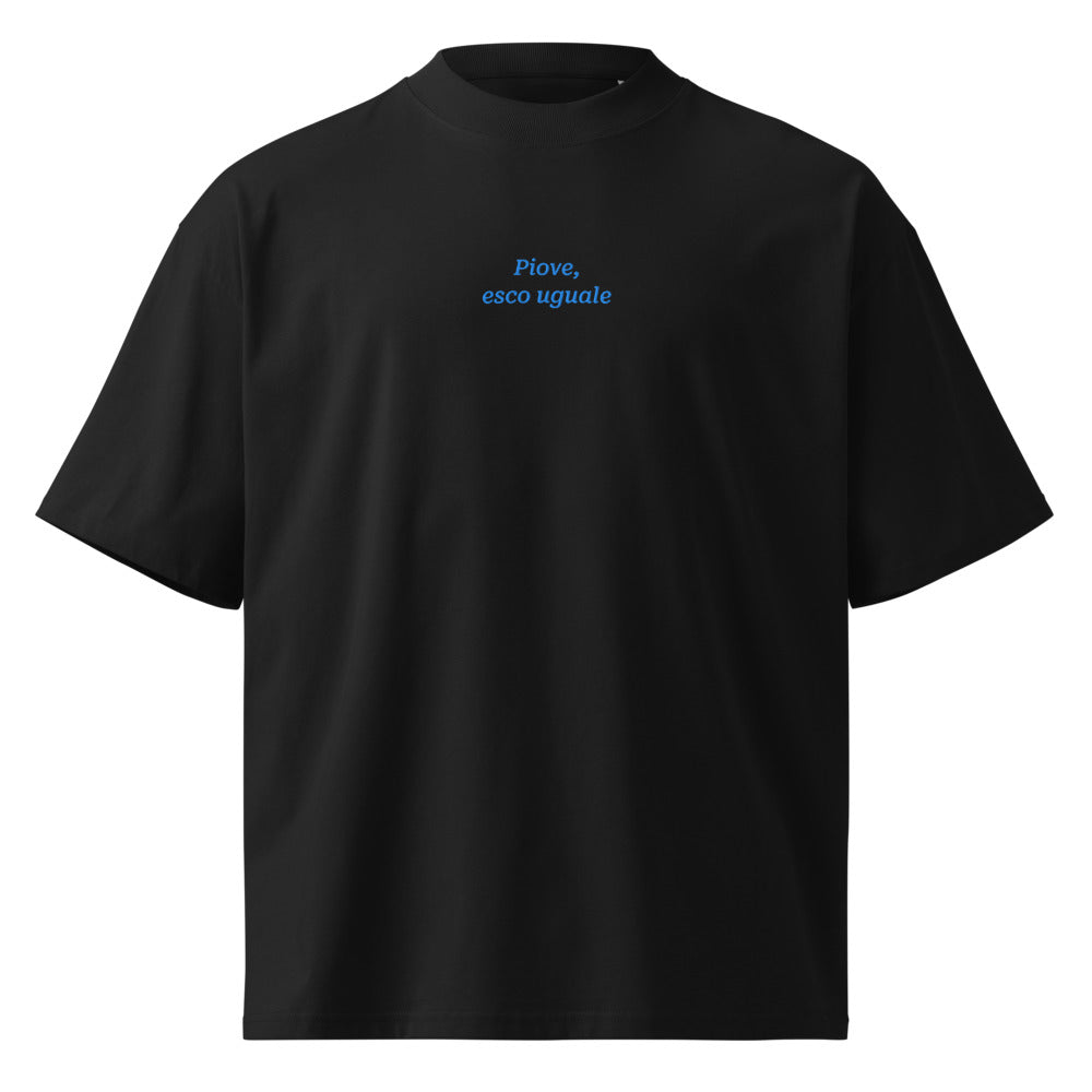 Piove, esco uguale — t-shirt oversize nera, ricamo acqua pavone