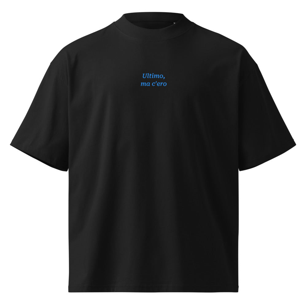 Ultimo, ma c'ero — t-shirt oversize nera, ricamo acqua pavone
