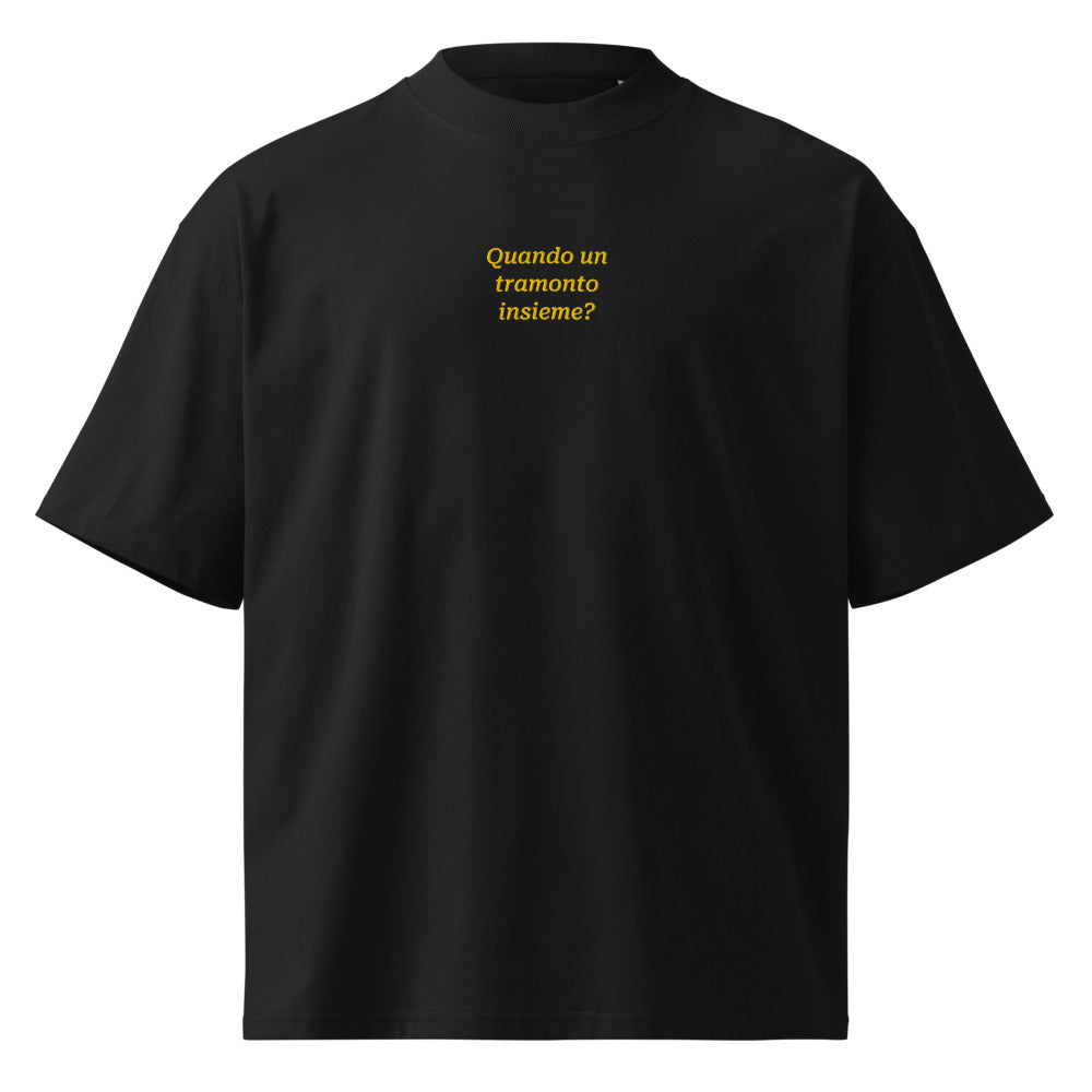 Quando un tramonto insieme? — t-shirt oversize nera, ricamo giallo