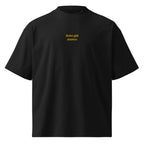 Sono già stanco — t-shirt oversize nera, ricamo giallo