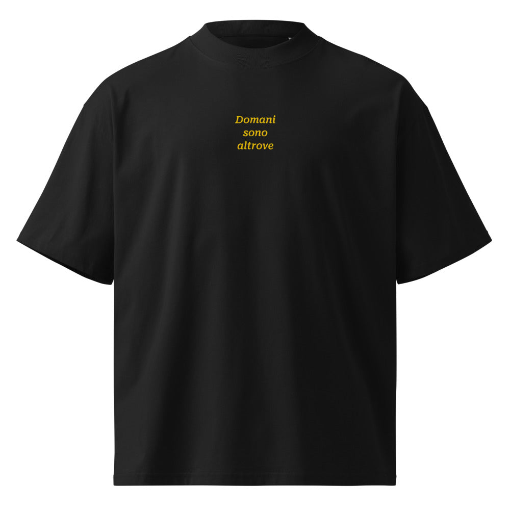 Domani sono altrove — t-shirt oversize nera, ricamo giallo