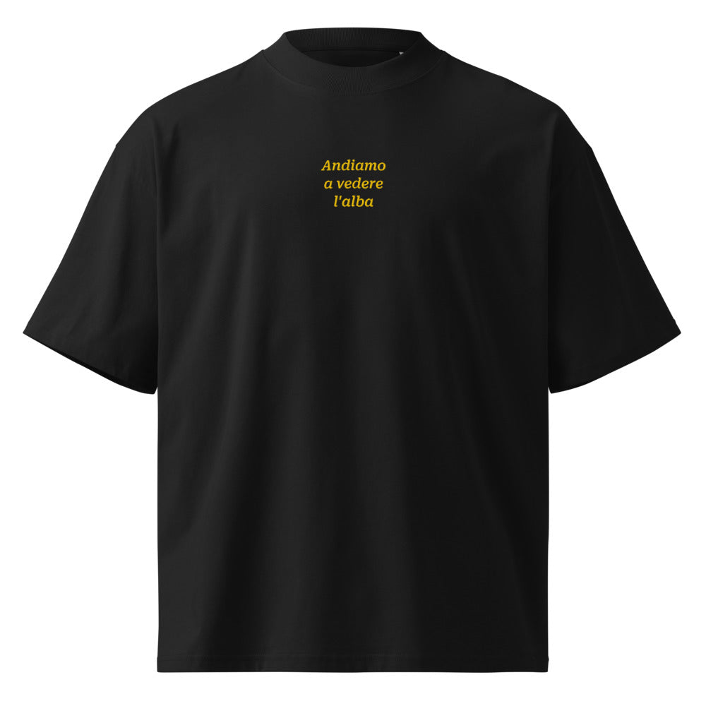 Andiamo a vedere l'alba — t-shirt oversize nera, ricamo giallo