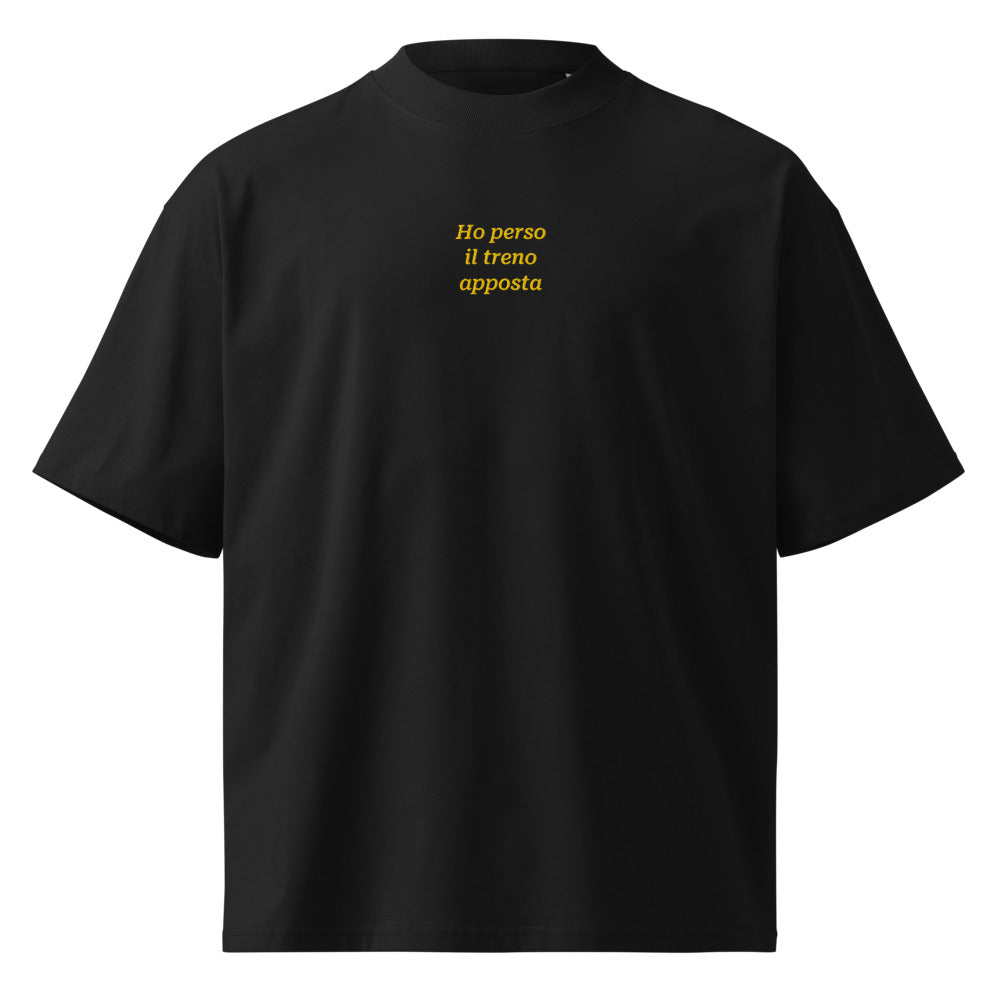 Ho perso il treno apposta — t-shirt oversize nera, ricamo giallo