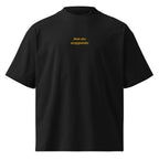 Non sto scappando — t-shirt oversize nera, ricamo giallo