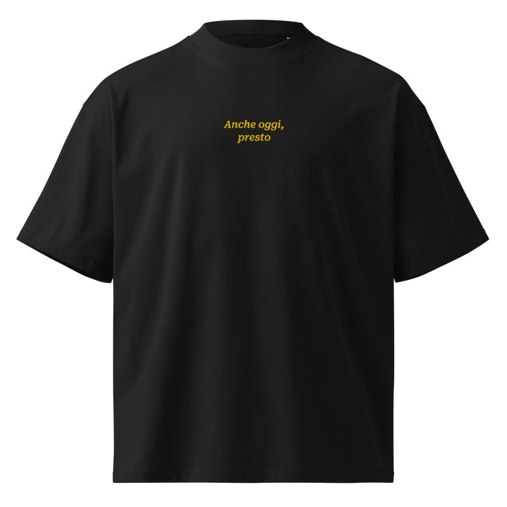 Anche oggi, presto — t-shirt oversize nera, ricamo giallo