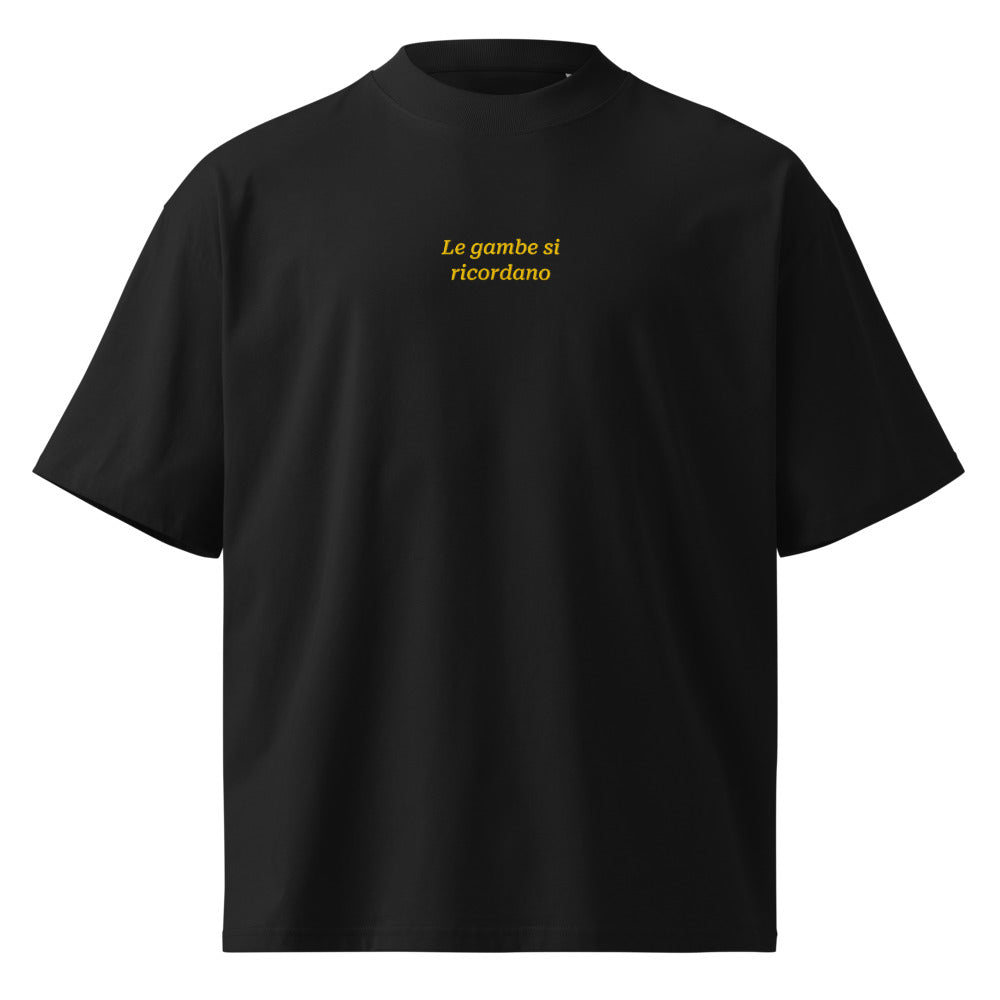Le gambe si ricordano — t-shirt oversize nera, ricamo giallo