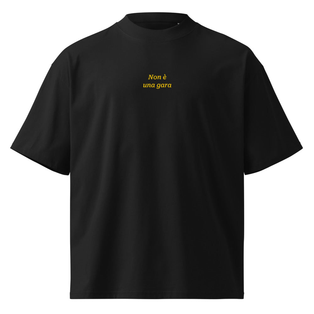 Non è una gara — t-shirt oversize nera, ricamo giallo