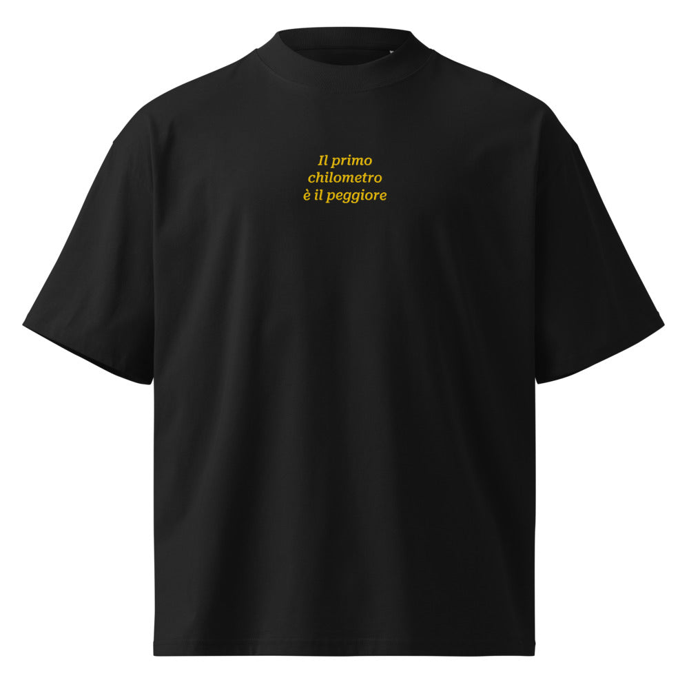 Il primo chilometro è il peggiore — t-shirt oversize nera, ricamo giallo