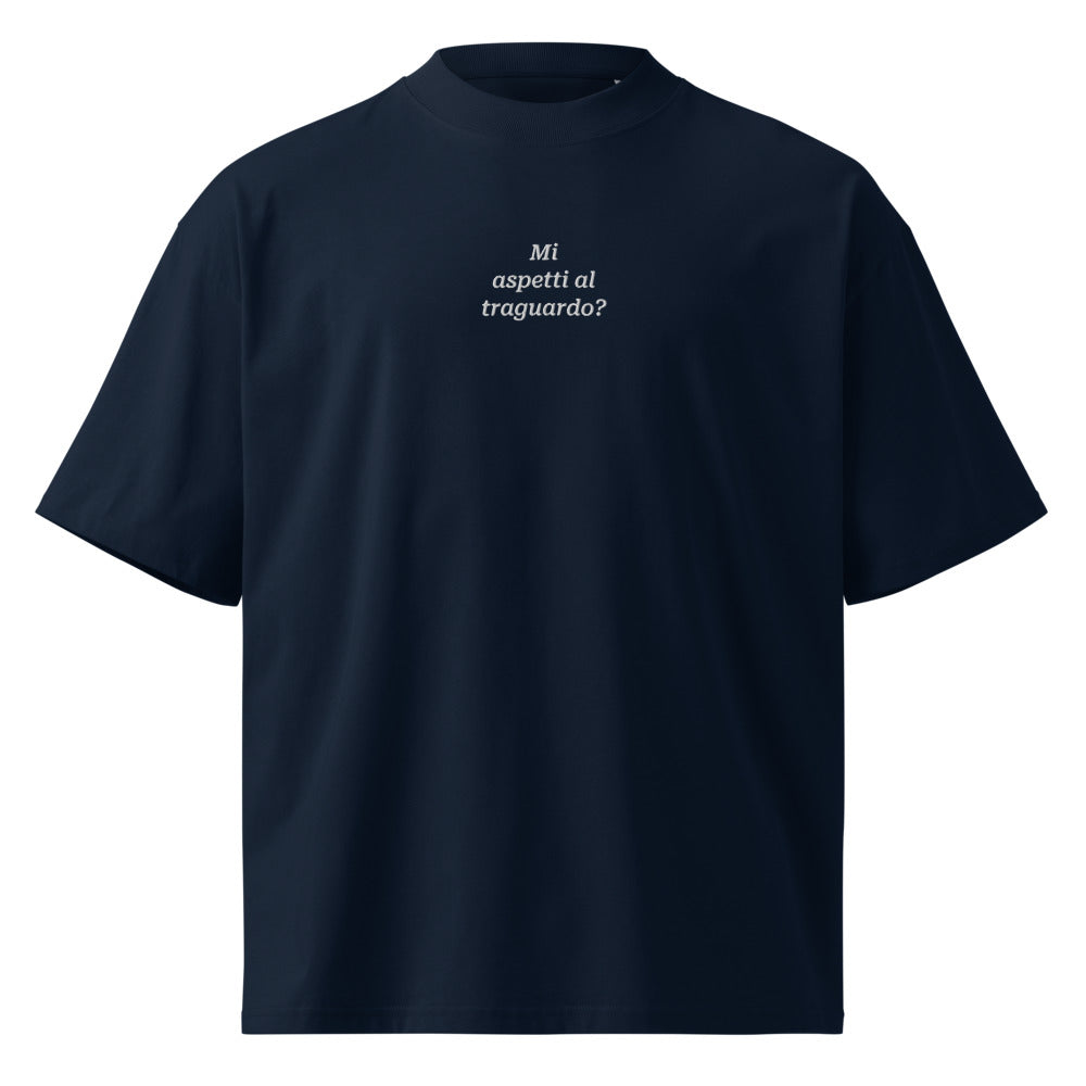 Mi aspetti al traguardo? — t-shirt oversize blu, ricamo bianco
