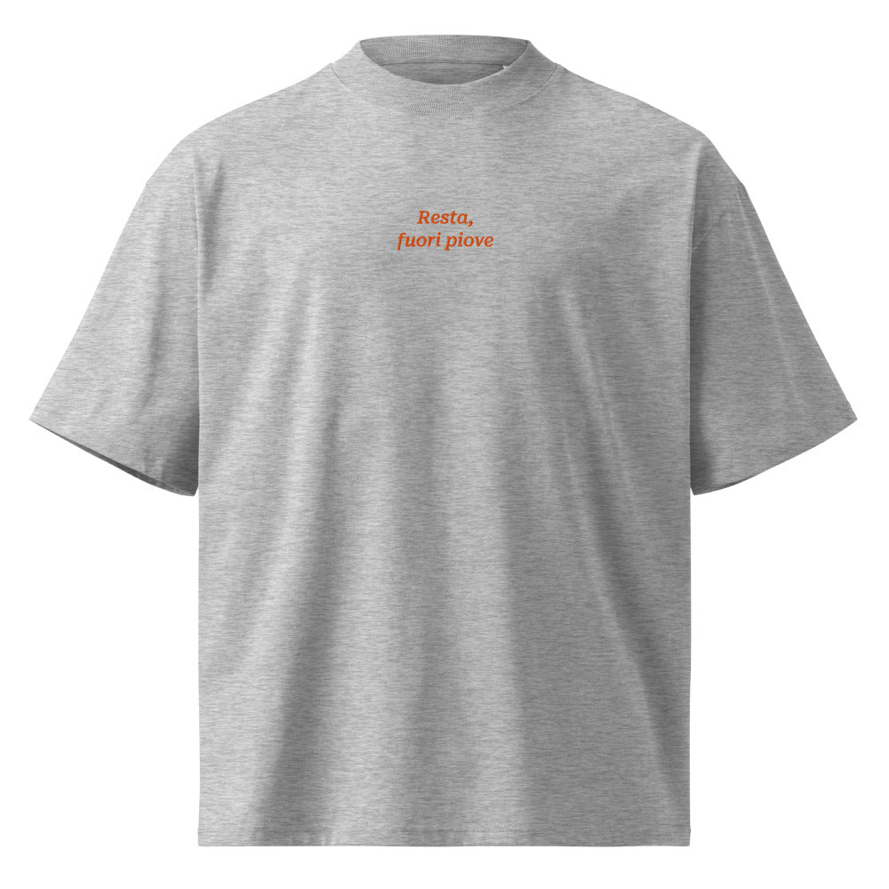 Resta, fuori piove — t-shirt oversize grigia, ricamo arancione