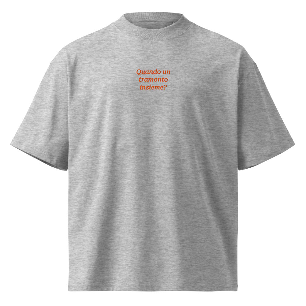 Quando un tramonto insieme? — t-shirt oversize grigia, ricamo arancione