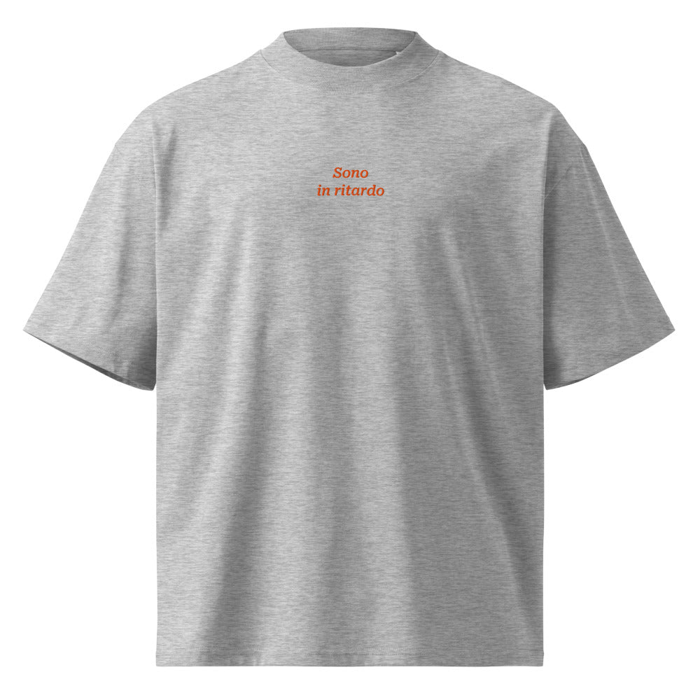 Sono in ritardo — t-shirt oversize grigia, ricamo arancione