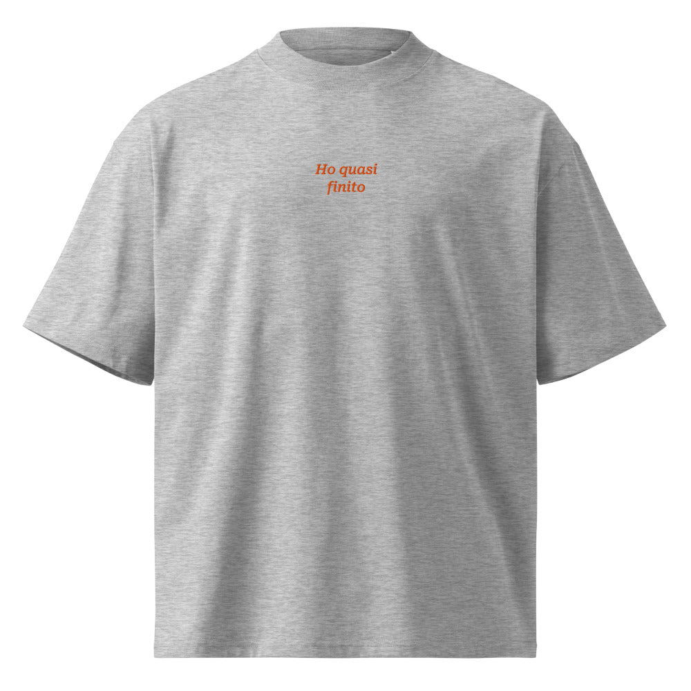 Ho quasi finito — t-shirt oversize grigia, ricamo arancione
