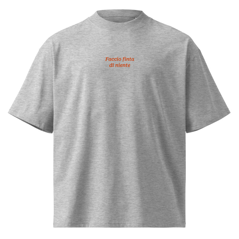 Faccio finta di niente — t-shirt oversize grigia, ricamo arancione
