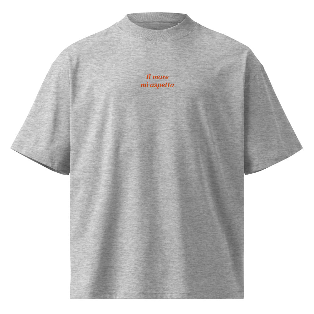 Il mare mi aspetta — t-shirt oversize grigia, ricamo arancione