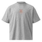 Domani sono altrove — t-shirt oversize grigia, ricamo arancione