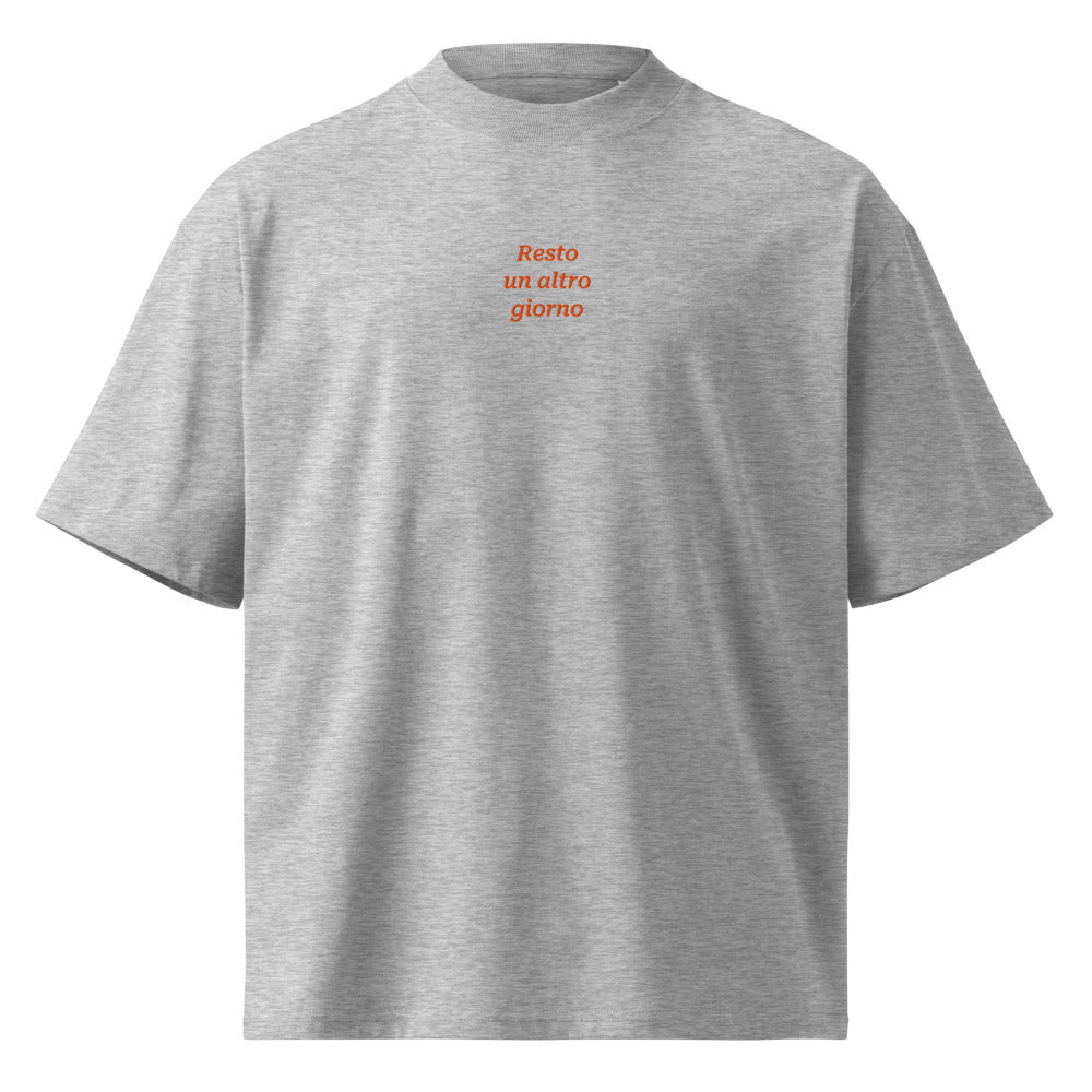 Resto un altro giorno — t-shirt oversize grigia, ricamo arancione
