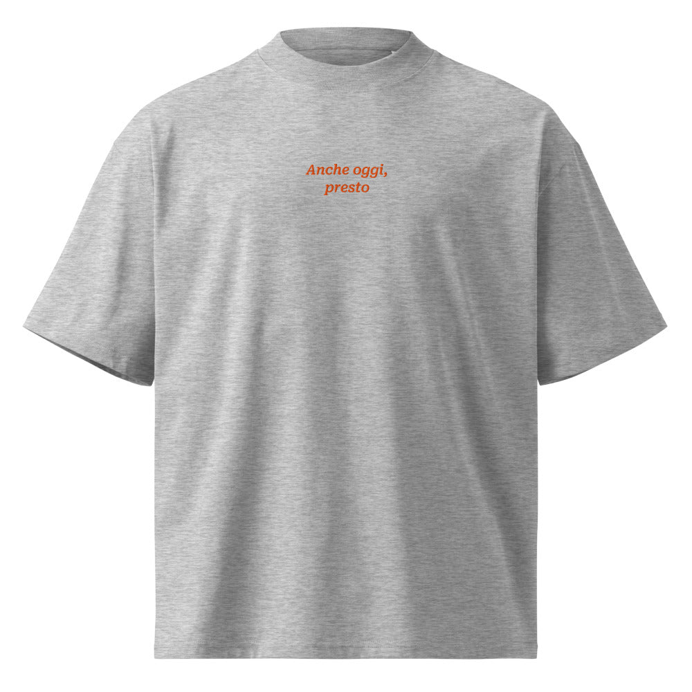 Anche oggi, presto — t-shirt oversize grigia, ricamo arancione
