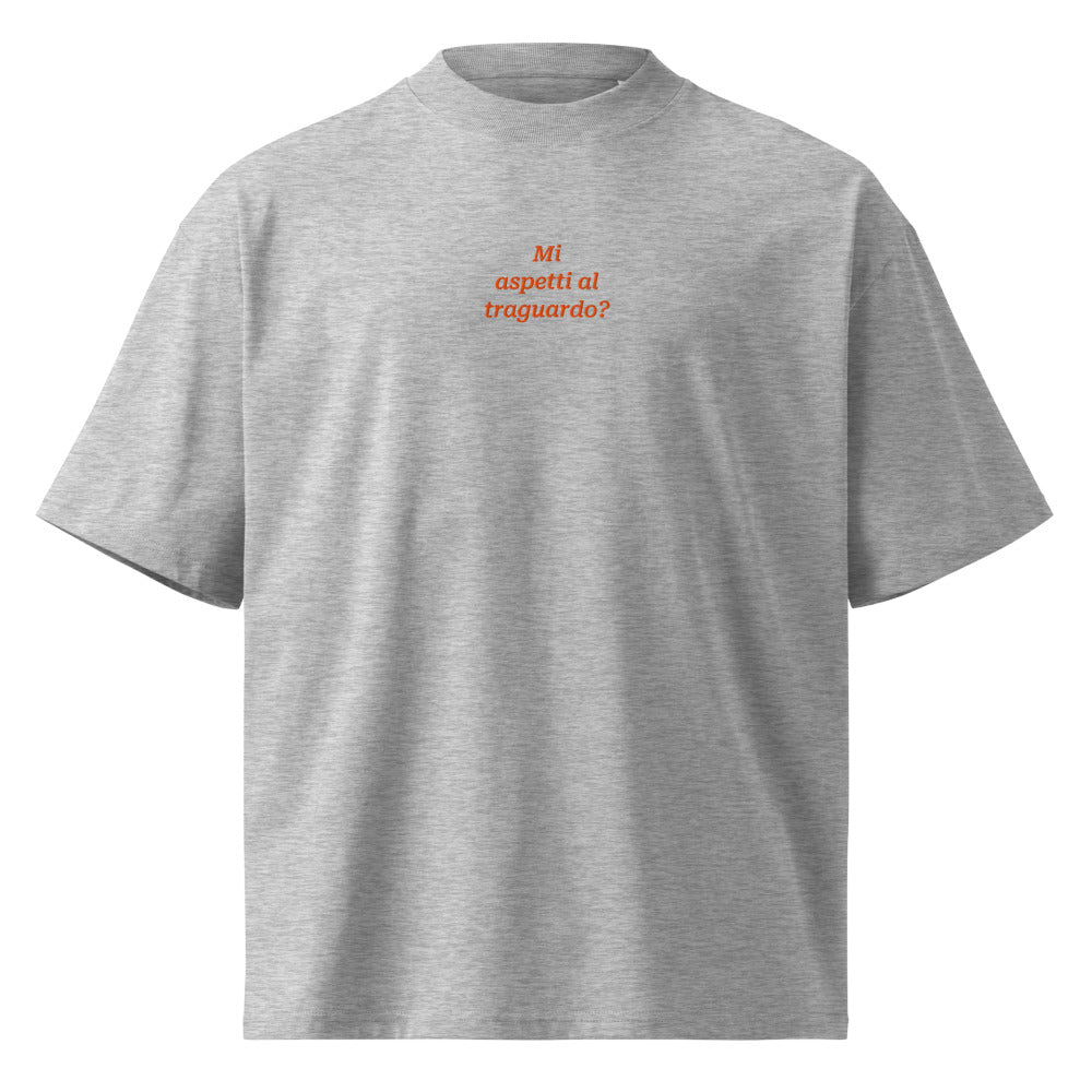Mi aspetti al traguardo? — t-shirt oversize grigia, ricamo arancione