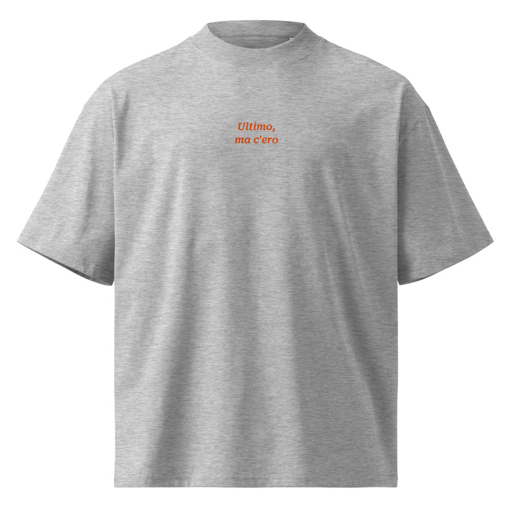 Ultimo, ma c'ero — t-shirt oversize grigia, ricamo arancione