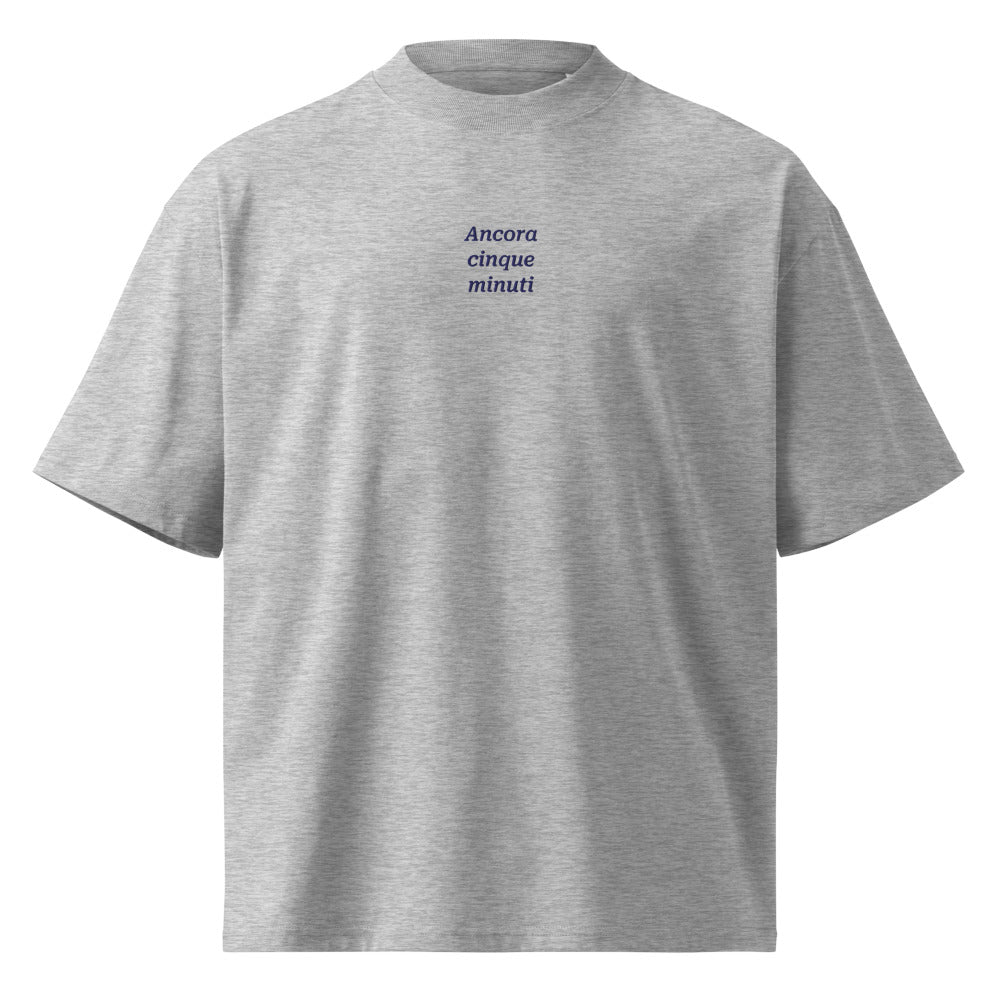 Ancora cinque minuti — t-shirt oversize grigia, ricamo blu