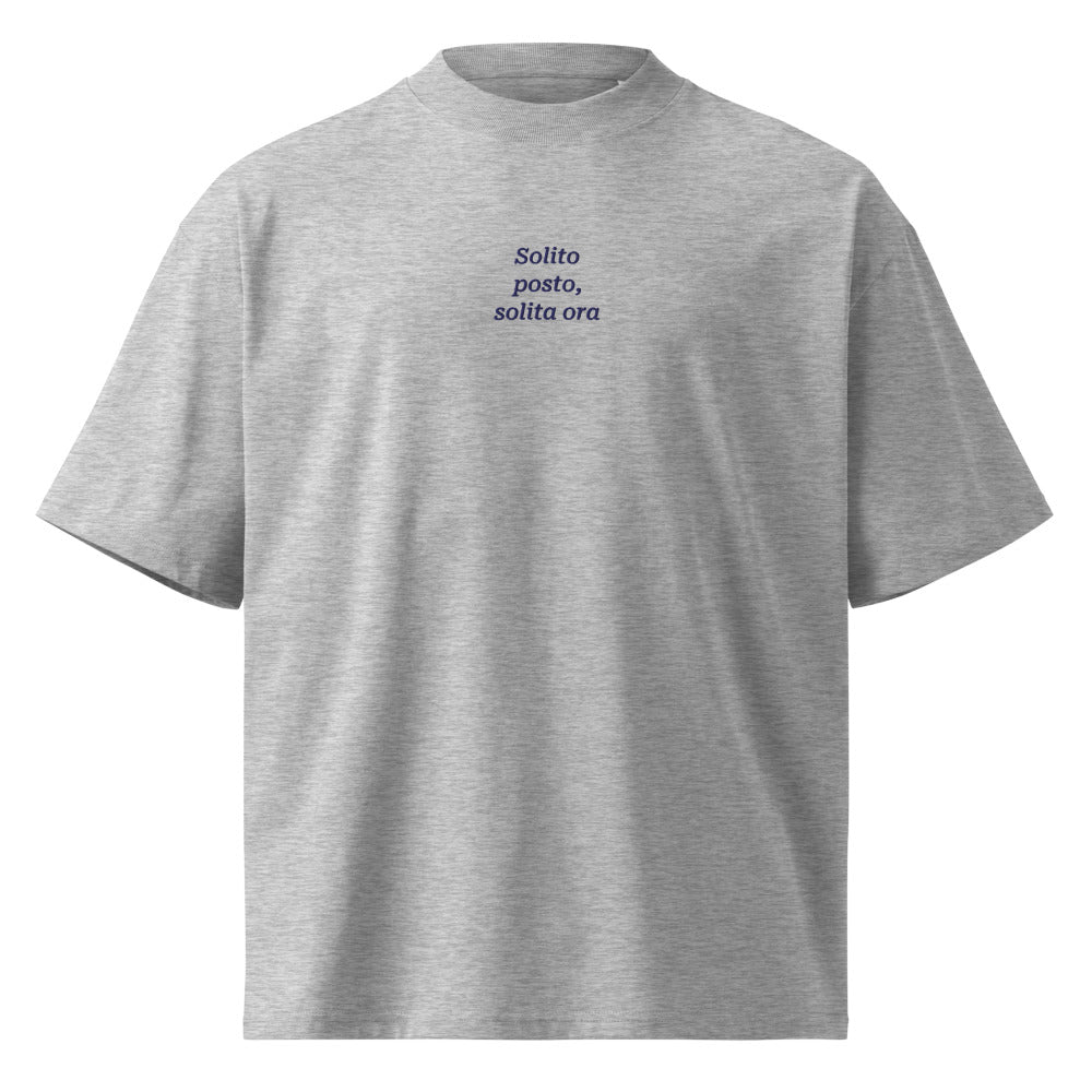 Solito posto, solita ora — t-shirt oversize grigia, ricamo blu