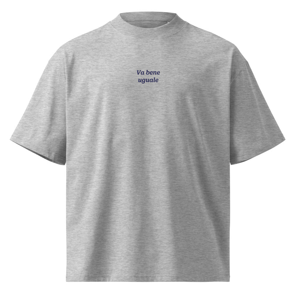 Va bene uguale — t-shirt oversize grigia, ricamo blu