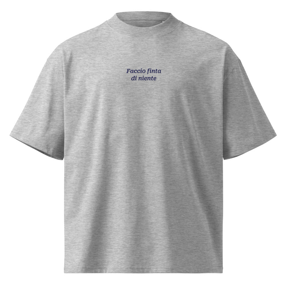 Faccio finta di niente — t-shirt oversize grigia, ricamo blu