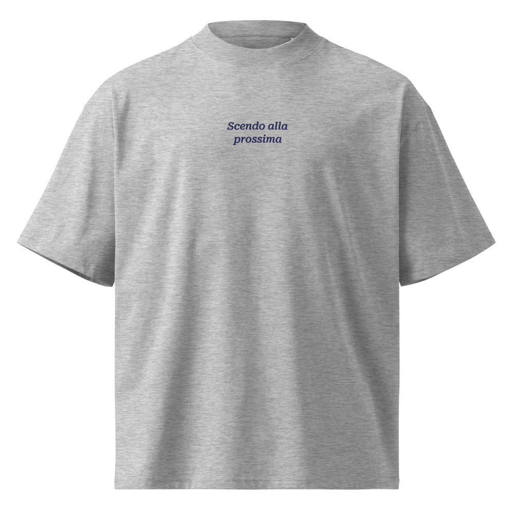 Scendo alla prossima — t-shirt oversize grigia, ricamo blu