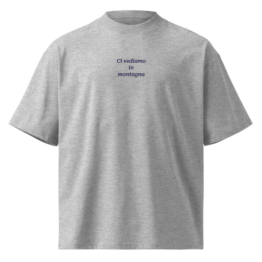 Ci vediamo in montagna — t-shirt oversize grigia, ricamo blu