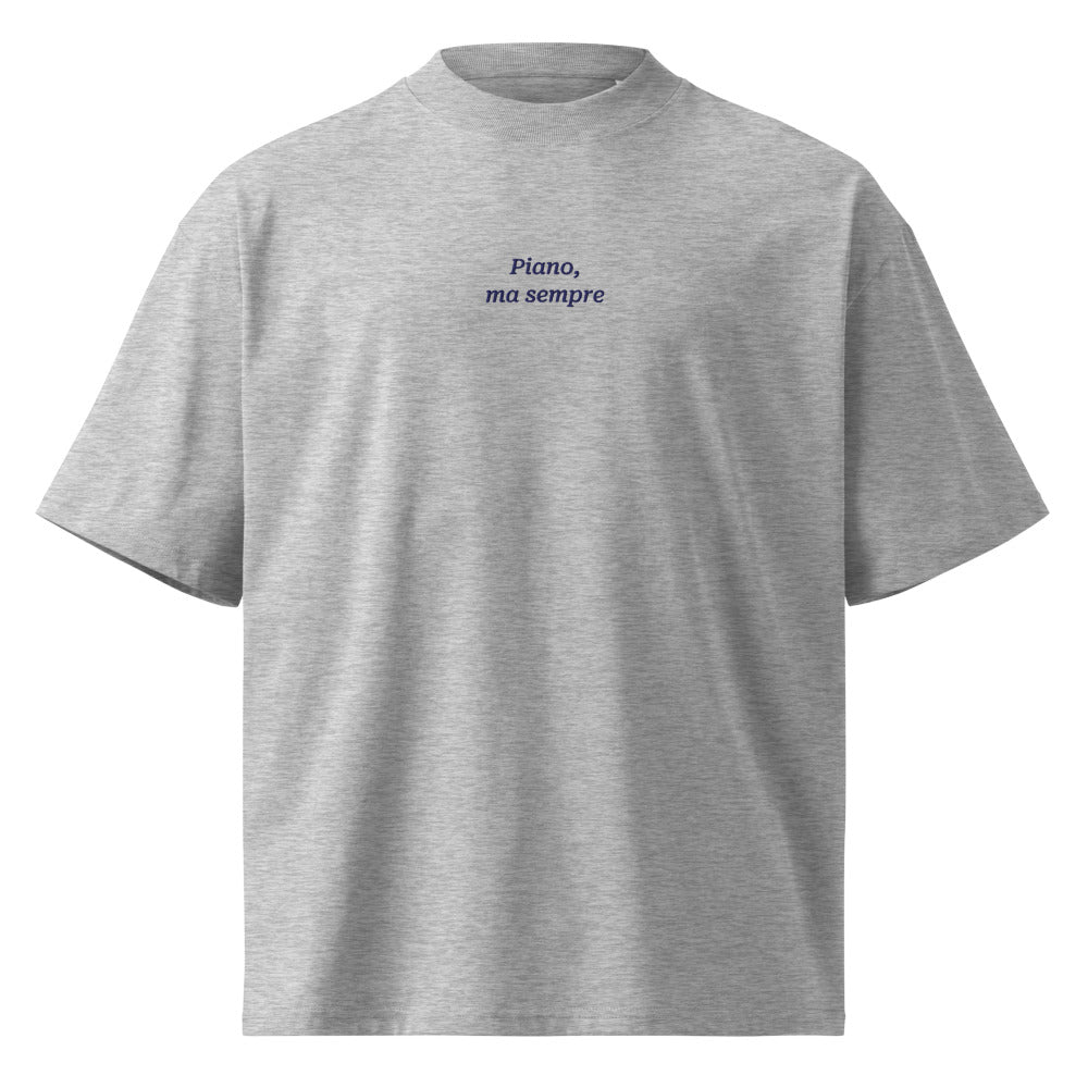 Piano, ma sempre — t-shirt oversize grigia, ricamo blu