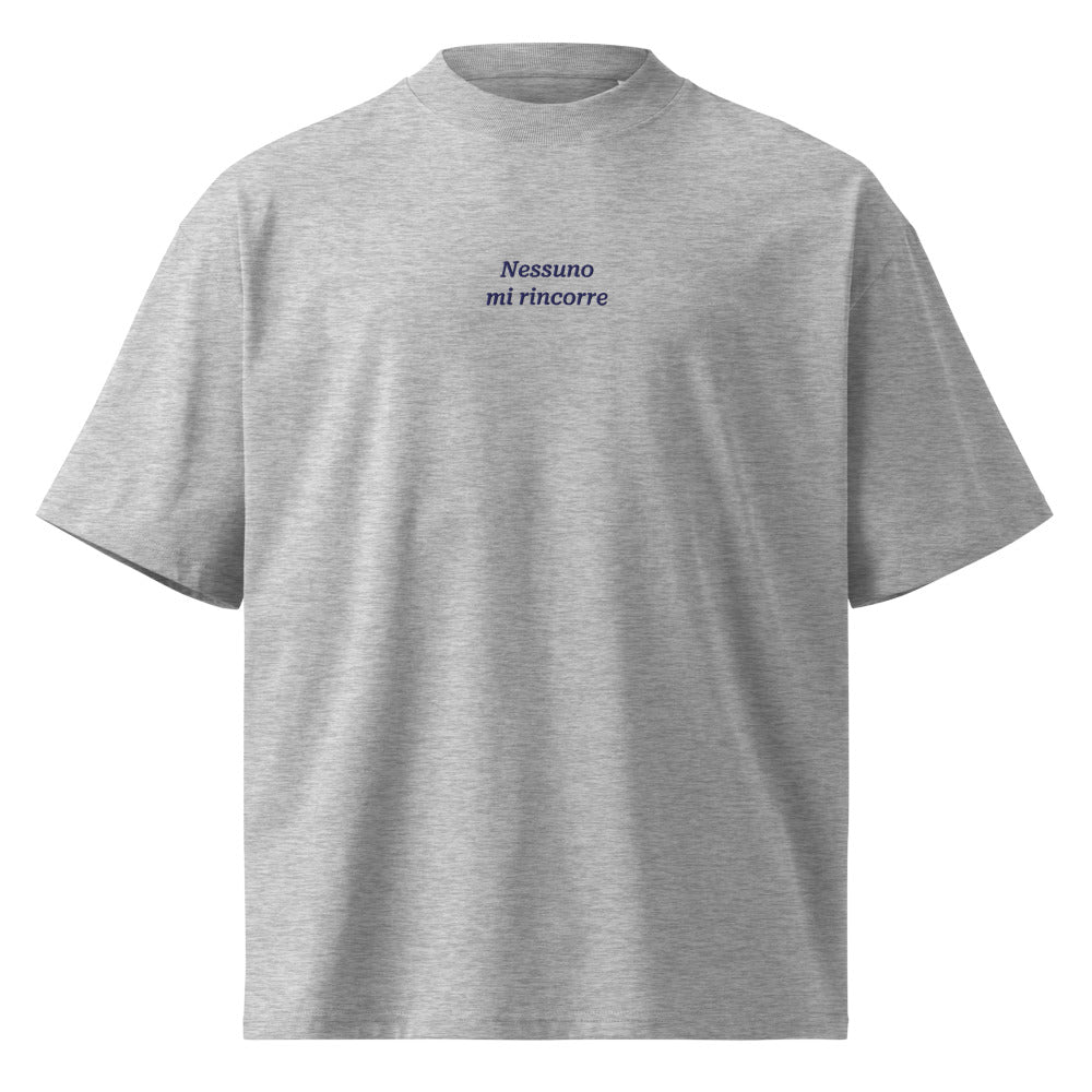 Nessuno mi rincorre — t-shirt oversize grigia, ricamo blu