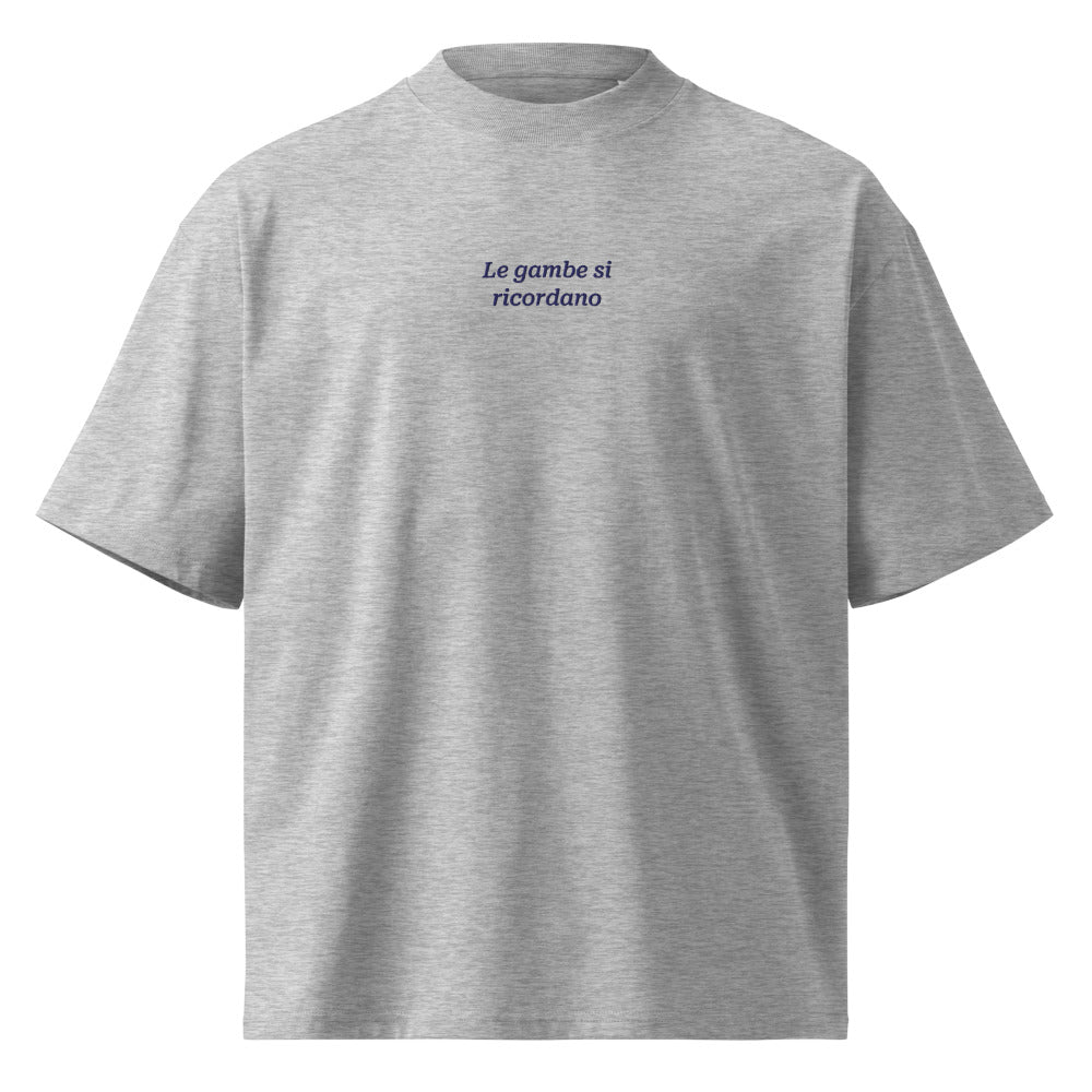 Le gambe si ricordano — t-shirt oversize grigia, ricamo blu